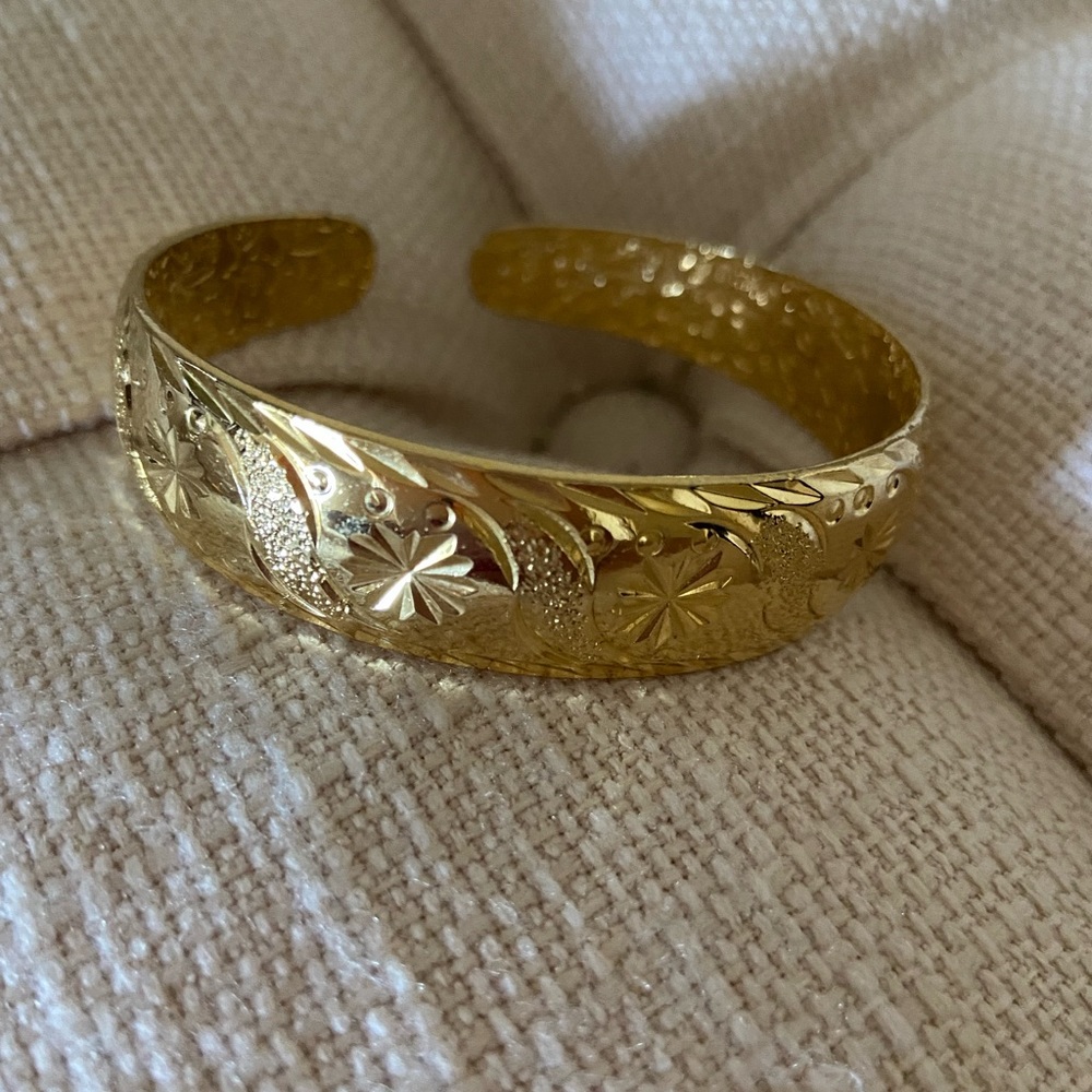 Assorted goldtone bangles - Picture 4 of 5